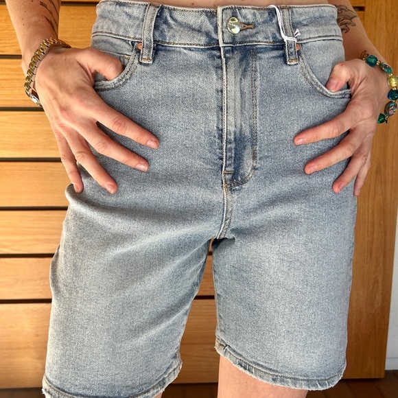 ✨Sanctuary✨ Classy Light Wash Jean Shorts - Picture 2 of 7
